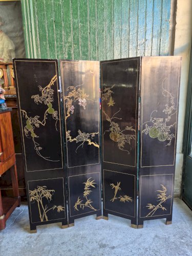 PARAVENT ASIATIQUE EN LAQUE NOIR ET NACRE