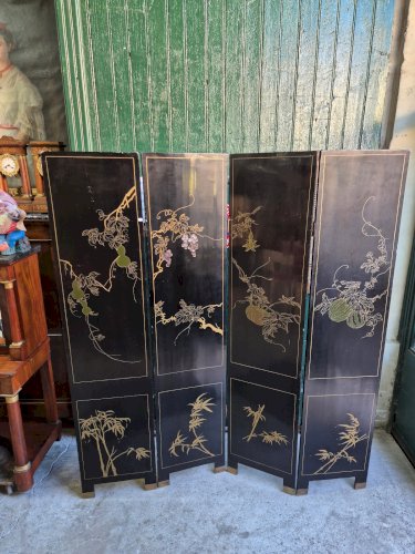 PARAVENT ASIATIQUE EN LAQUE NOIR ET NACRE