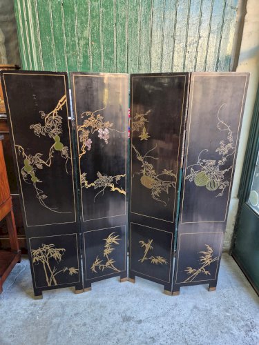 PARAVENT ASIATIQUE EN LAQUE NOIR ET NACRE