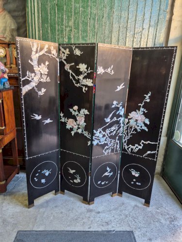 PARAVENT ASIATIQUE EN LAQUE NOIR ET NACRE