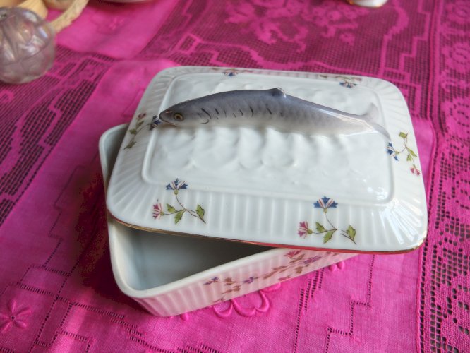 Partie de service de table décor aux barbeaux (bleuets) en porcelaine à feu