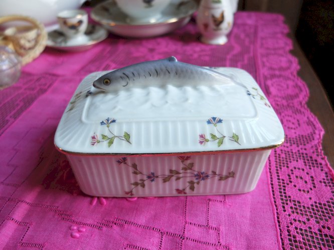 Partie de service de table décor aux barbeaux (bleuets) en porcelaine à feu