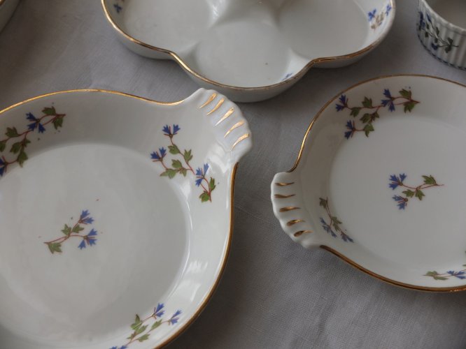 Partie de service de table décor aux barbeaux (bleuets) en porcelaine à feu