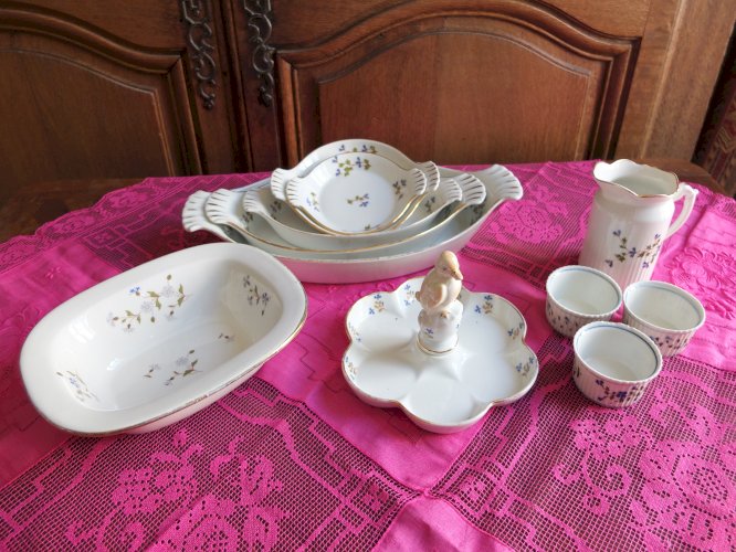 Partie de service de table décor aux barbeaux (bleuets) en porcelaine à feu