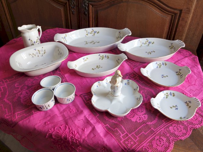 Partie de service de table décor aux barbeaux (bleuets) en porcelaine à feu