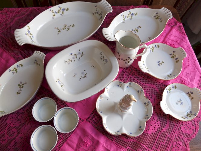 Partie de service de table décor aux barbeaux (bleuets) en porcelaine à feu