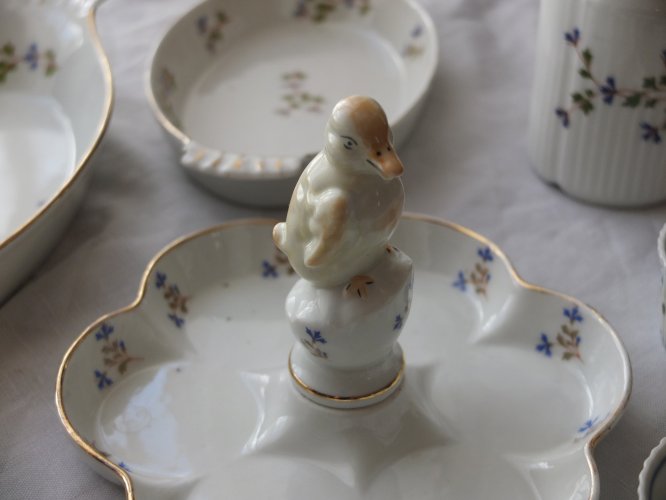 Partie de service de table décor aux barbeaux (bleuets) en porcelaine à feu