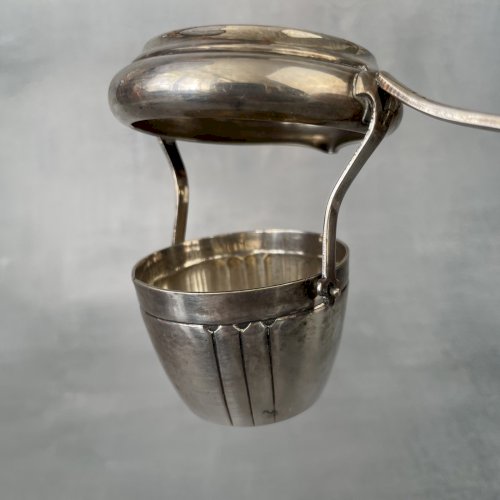 Passe thé à bascule basculant en métal argenté 6G