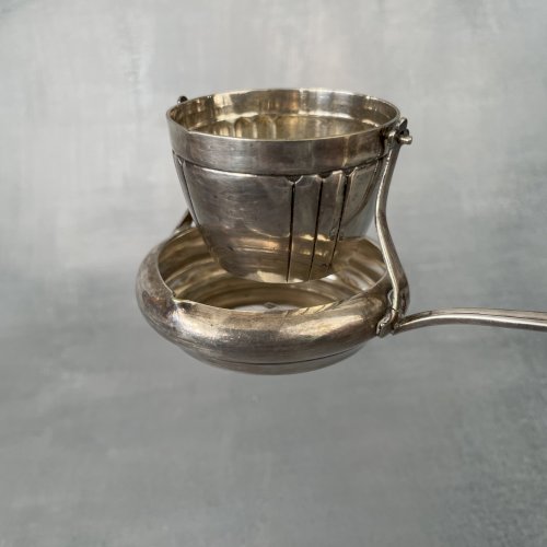 Passe thé à bascule basculant en métal argenté 6G