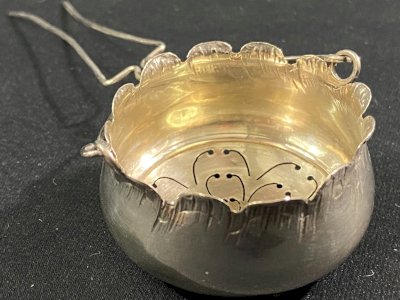 Passe-thé de style Louis XV en argent massif Minerve Titre 1