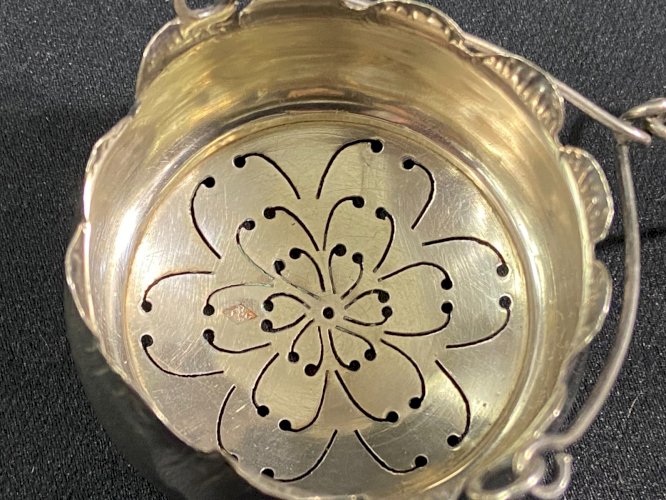 Passe-thé de style Louis XV en argent massif Minerve Titre 1