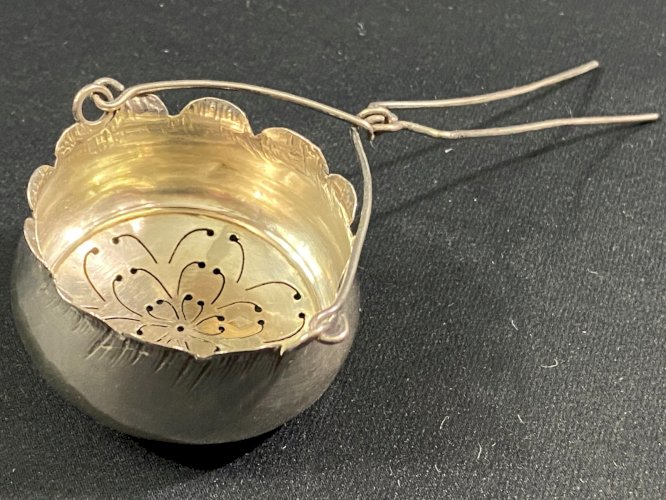 Passe-thé de style Louis XV en argent massif Minerve Titre 1