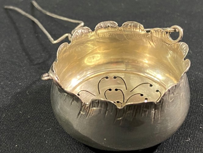 Passe-thé de style Louis XV en argent massif Minerve Titre 1