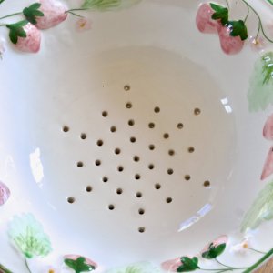 Passoire vintage en barbotine fraises sauvages