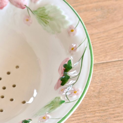 Passoire vintage en barbotine fraises sauvages