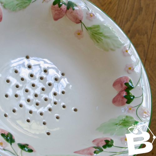 Passoire vintage en barbotine fraises sauvages