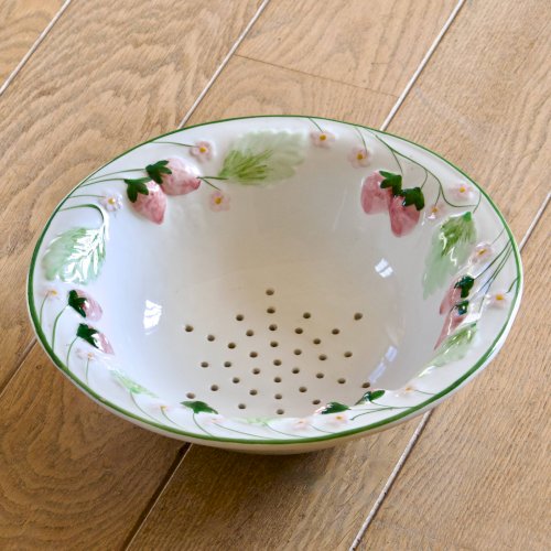 Passoire vintage en barbotine fraises sauvages