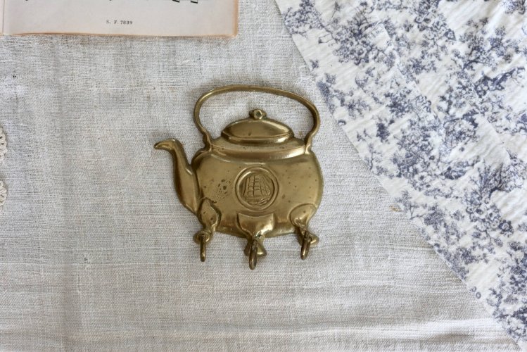 Patère en laiton forme de théière vintage