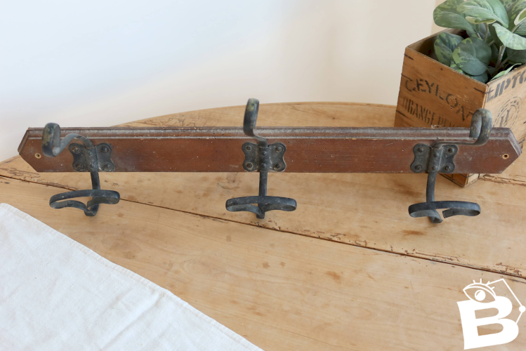 Patère murale ancienne en bois – 3 crochets métal