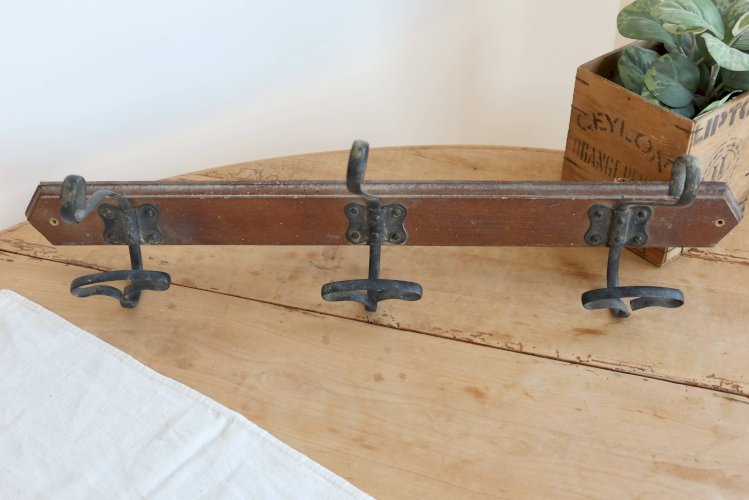 Patère murale ancienne en bois – 3 crochets métal