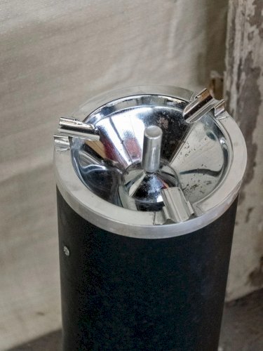 Patrice, le cendrier haut en métal N°54