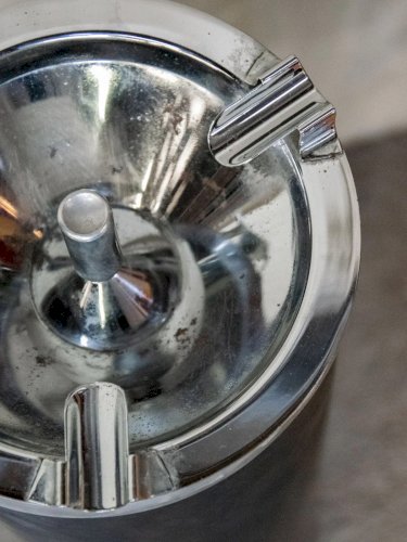 Patrice, le cendrier haut en métal N°54