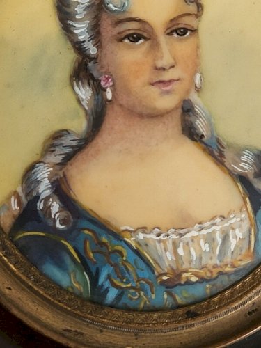 PEINTURE CADRE MINIATURE PERSONNAGE FEMININ N 23