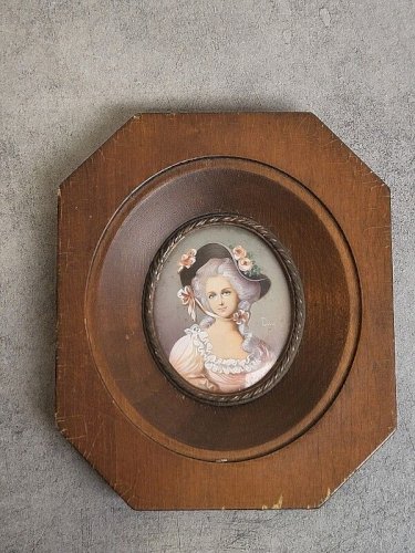 PEINTURE CADRE MINIATURE PERSONNAGE FEMININ SIGNEE N 25