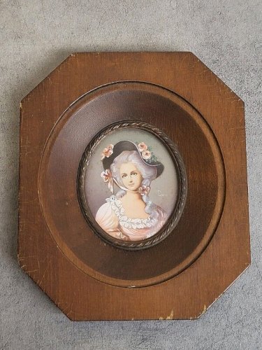 PEINTURE CADRE MINIATURE PERSONNAGE FEMININ SIGNEE N 25