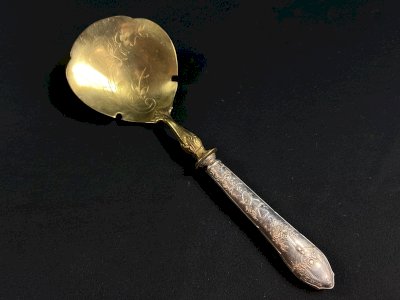 Strawberry spoon in Restoration style with a silver handle.