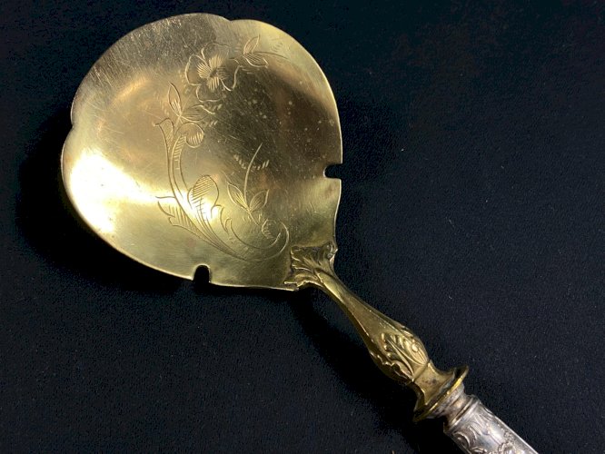 Pelle à fraises de style Restauration manche en argent