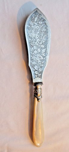 Couteau à poisson en métal argenté, angelot et monograme JCH sur nacre, Napoléon III