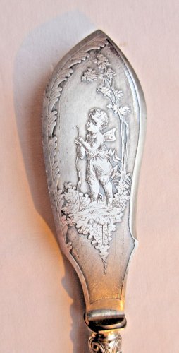 Couteau à poisson en métal argenté, angelot et monograme JCH sur nacre, Napoléon III