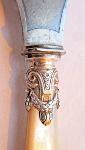 Couteau à poisson en métal argenté, angelot et monograme JCH sur nacre, Napoléon III