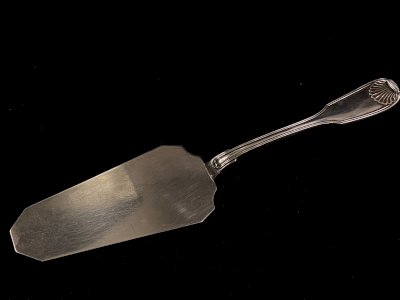 Pelle à tarte à gâteaux en métal argenté décor coquille style Louis XV