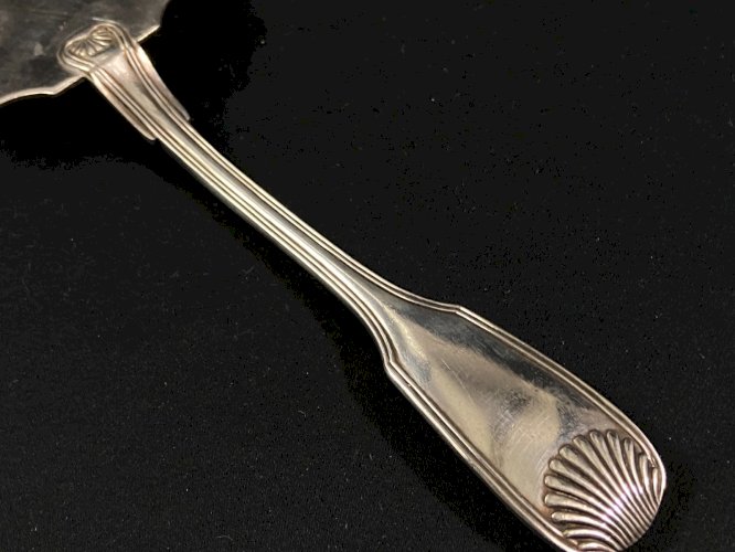 Pelle à tarte à gâteaux en métal argenté décor coquille style Louis XV