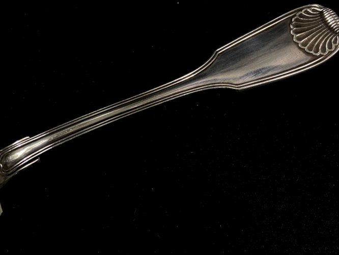 Pelle à tarte à gâteaux en métal argenté décor coquille style Louis XV