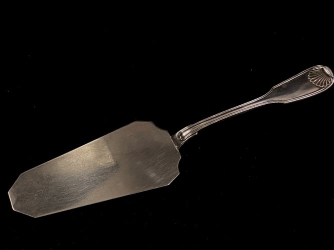 Pelle à tarte à gâteaux en métal argenté décor coquille style Louis XV