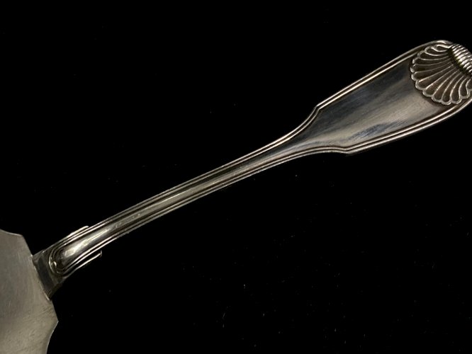 Pelle à tarte à gâteaux en métal argenté décor coquille style Louis XV