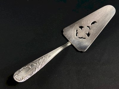 Pelle à tarte de style Louis XV en métal argenté