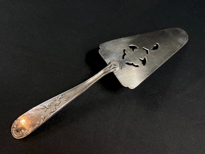 Pelle à tarte de style Louis XV en métal argenté