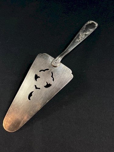 Pelle à tarte de style Louis XV en métal argenté