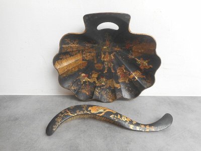 TABLE DUSTPAN WITH ASIAN LACQUER BRUSH
