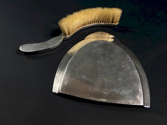 Pelle et brosse de table en métal argenté de style Louis XV