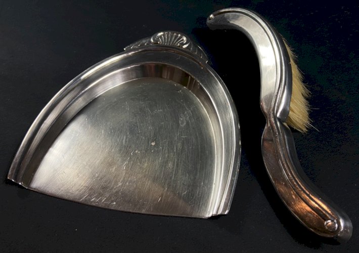 Pelle et brosse de table en métal argenté de style Louis XV