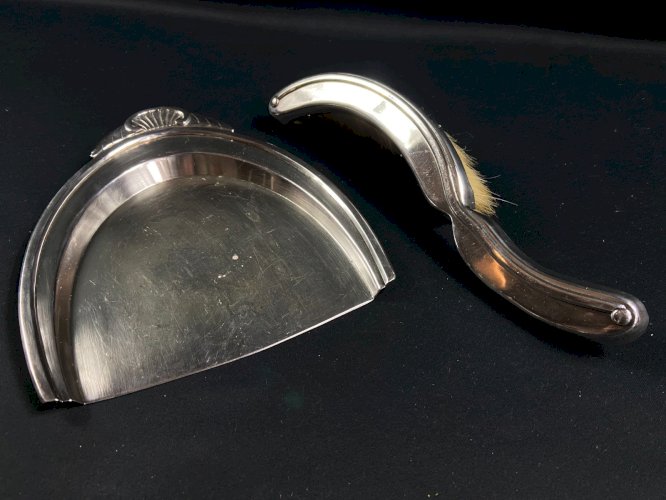 Pelle et brosse de table en métal argenté de style Louis XV