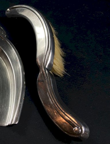 Pelle et brosse de table en métal argenté de style Louis XV