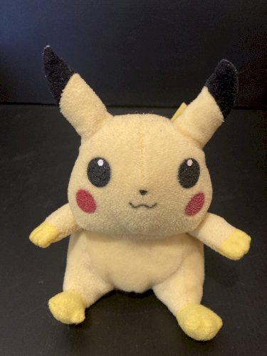 peluche pikachu pokemon hasbro 1999 haut 11 cm