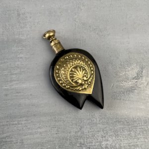 Pendentif amulette fiole bouteille à parfum potion ou poisson en laiton & corne