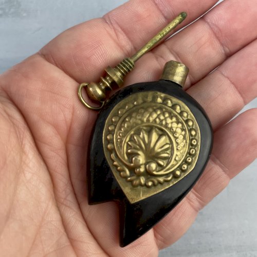 Pendentif amulette fiole bouteille à parfum potion ou poisson en laiton & corne